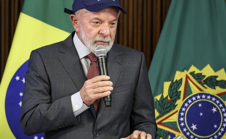 Lula defende regulação de big techs durante reunião ministerial