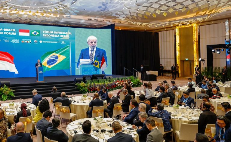 Lula defende uso de moedas locais para comércio Brasil-Indonésia