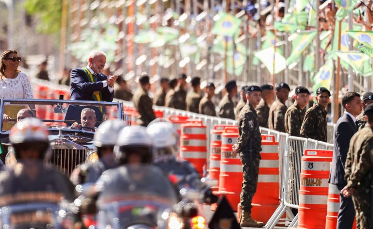 Lula e ministros acompanham desfile; público entoa "sem anistia"