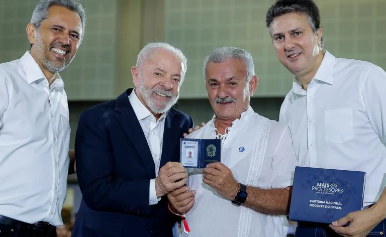 Lula entrega carteiras de docente a professores do Ceará