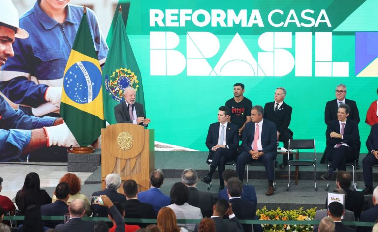 Lula lança programa de reforma de casas e defende ação para invisíveis