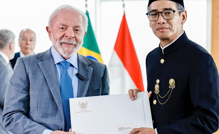 Lula recebe credenciais de nove novos embaixadores