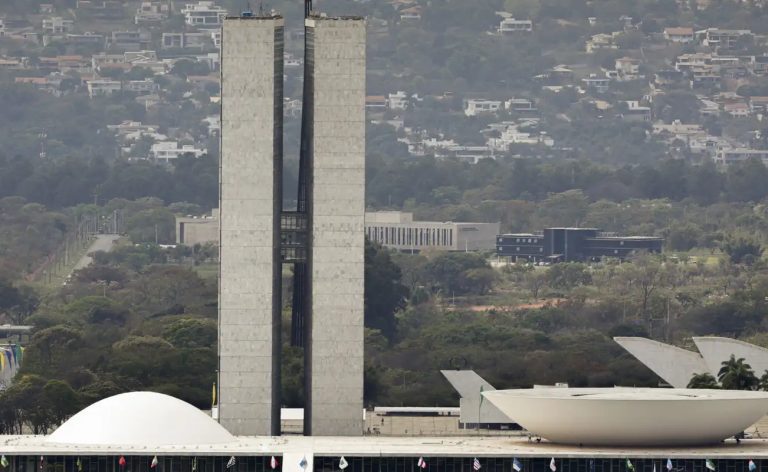 Lula sanciona, com vetos, reajuste salarial para cargos do Legislativo