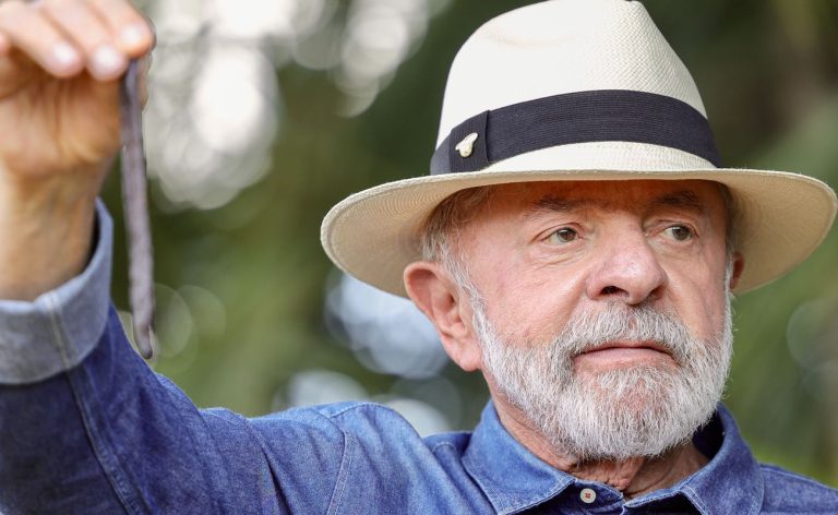 Lula vai a SP para tirar excesso de pele na cabeça e tratar tendinite