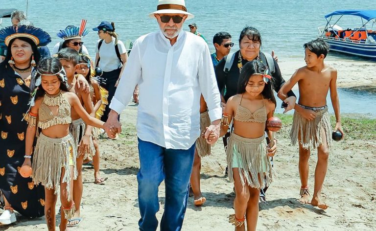 Lula visita aldeia indígena e promete energia para 4,3 mil famílias
