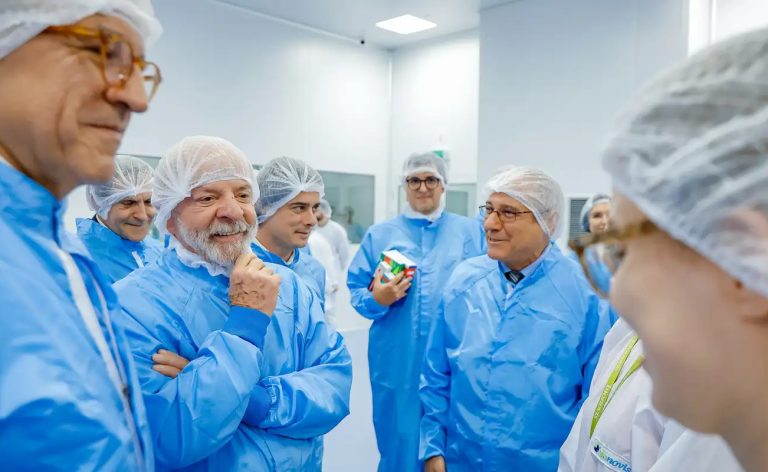 Lula visita fábrica que fornece 19 milhões de produtos ao SUS