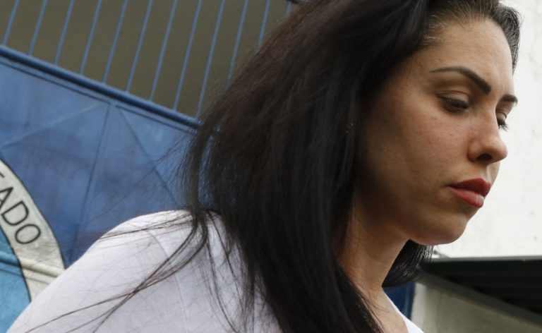 Mãe de Henry Borel se entrega à polícia do Rio