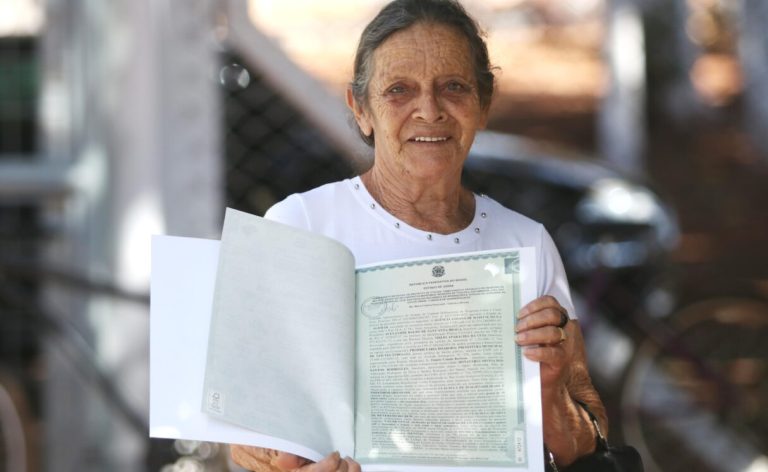 Dona Divina recebe escritura a custo zero