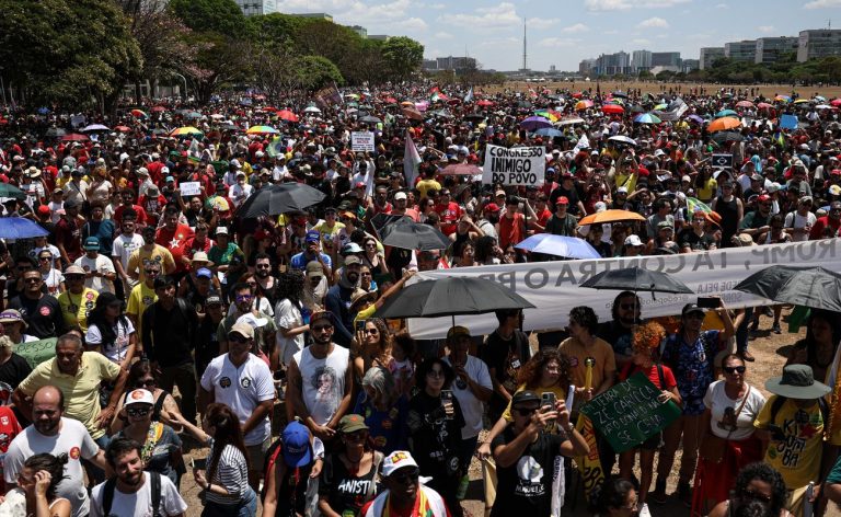 Milhares marcham no DF contra anistia a golpistas e PEC da Blindagem