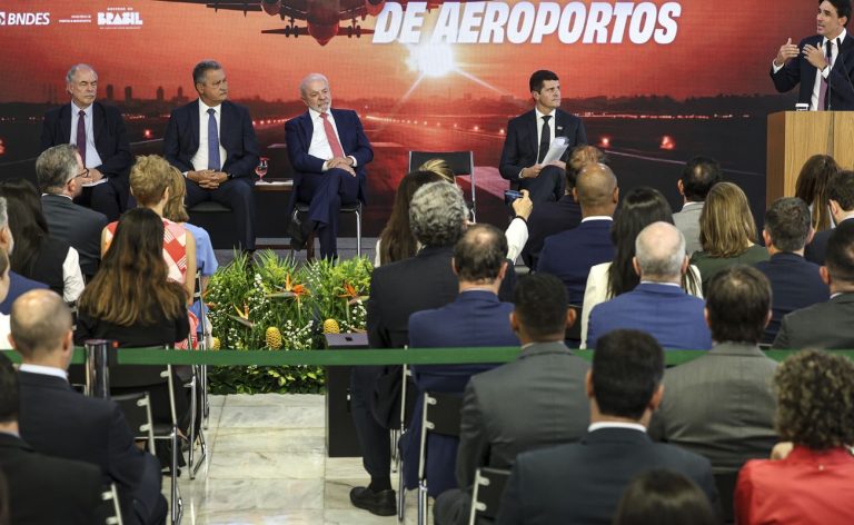 Ministro celebra anúncio de R$ 5,7 bi para ampliar aeroportos no país