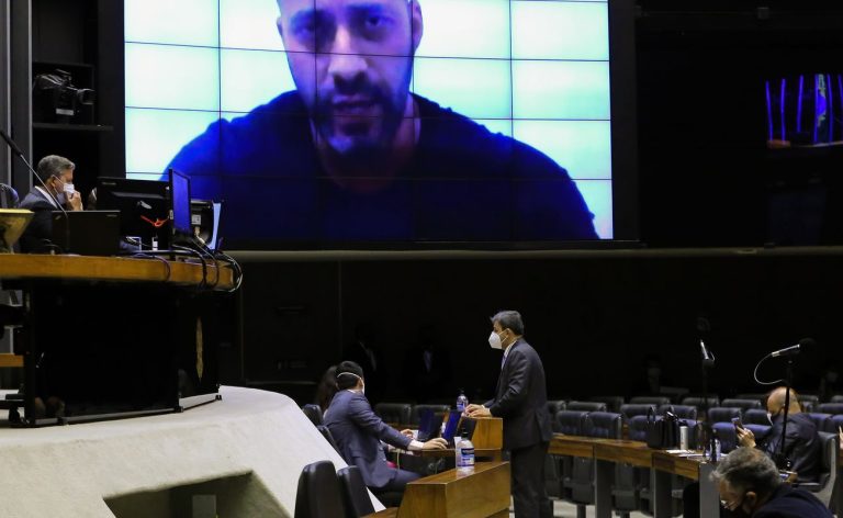 Moraes autoriza Daniel Silveira a cumprir pena em regime aberto