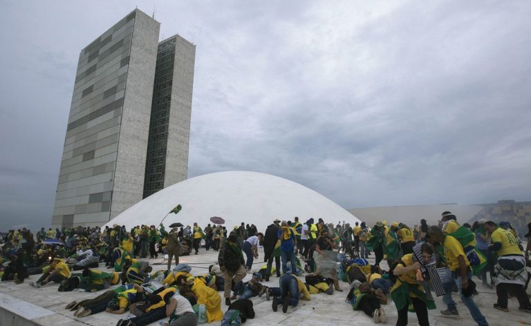 Moraes concede prisão domiciliar a idosos condenados pelo 8 de Janeiro