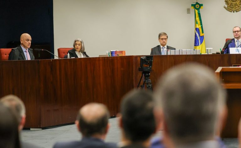 Moraes vota pela condenação de Bolsonaro e outros sete réus