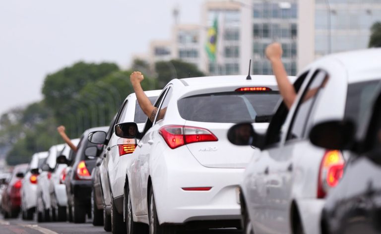 Motoristas de aplicativo caíram no “conto do vigário”, diz Sakamoto