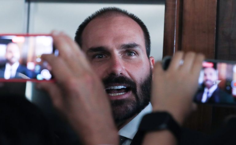 Motta notifica Eduardo Bolsonaro sobre processo de perda do mandato