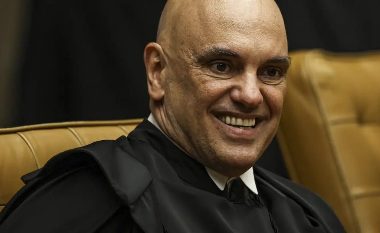 Na primeira sessão de julgamento do STF, Moraes repudia ataques ao STF