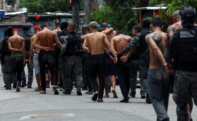 Operação Contenção: MP denuncia 10 PMs por obstruir câmeras e invasões