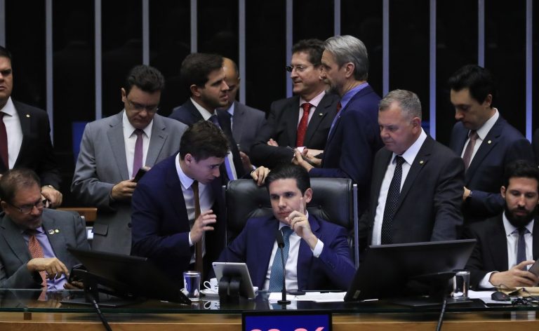 PEC da blindagem é aprovada por deputados e vai ao Senado 