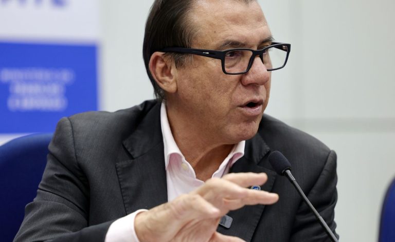 PECs da escala 6x1 não competem com proposta do governo, diz Marinho