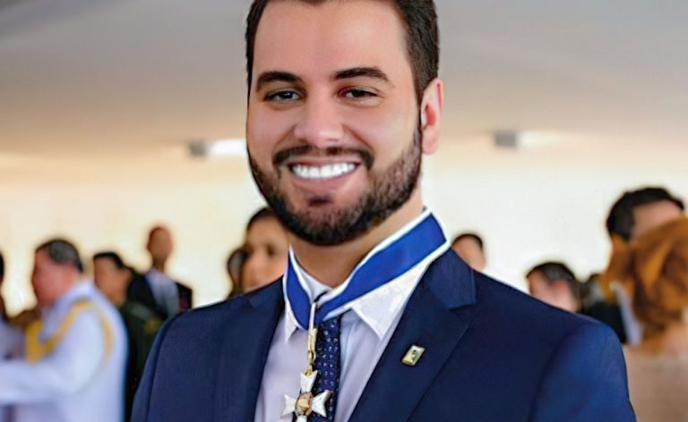 PF prende Filipe Martins e determina prisão domiciliar