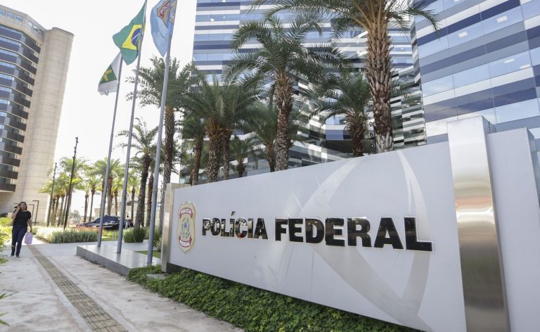 PF prende chileno por suspeita de injúria racial e homofobia em voo