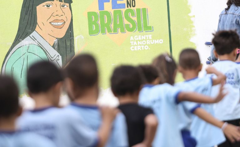 PNE: relatório sugere investimento de 7,5% do PIB para educação