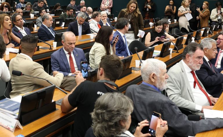 Pedido de vista adia votação da PEC do fim da 6x1 na CCJ da Câmara