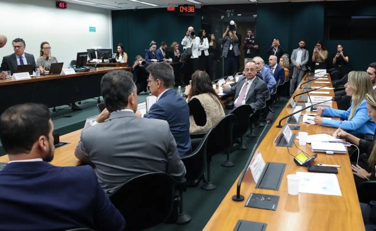 Pedido de vista adia votação da PEC do fim da escala 6X1