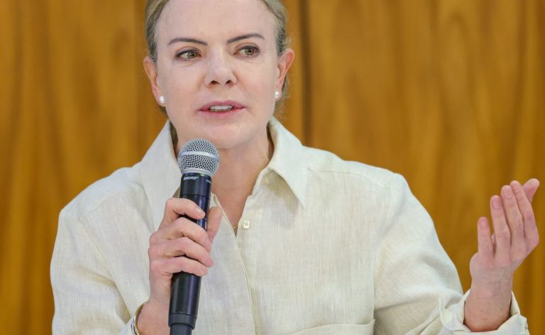 “Perde o Brasil”, diz Gleisi sobre derrubada de vetos do licenciamento