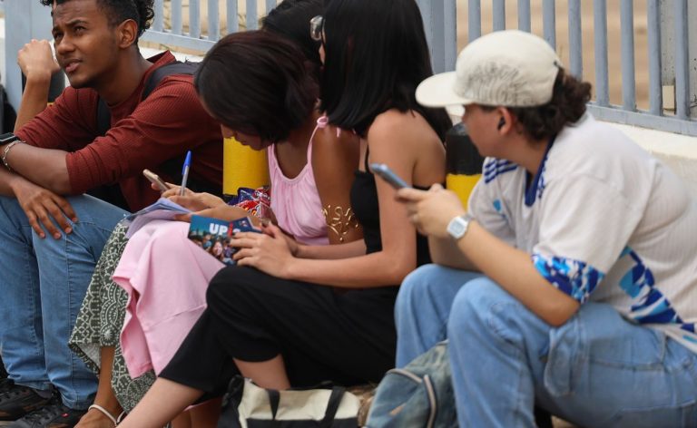 Pesquisa indica mulheres jovens mais progressistas que homens