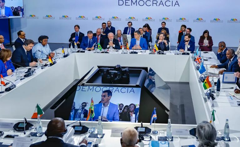 Pobres não podem pagar por irresponsabilidade das guerras, diz Lula