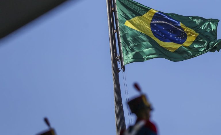 Políticos e autoridades celebram queda da Lei Magnitsky contra Moraes