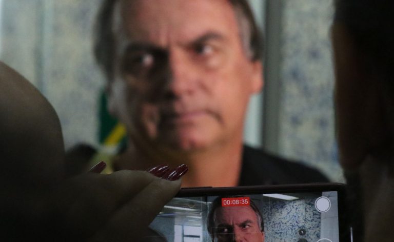 Proibido, Bolsonaro enviou mais de 300 mensagens e vídeos via WhatsApp