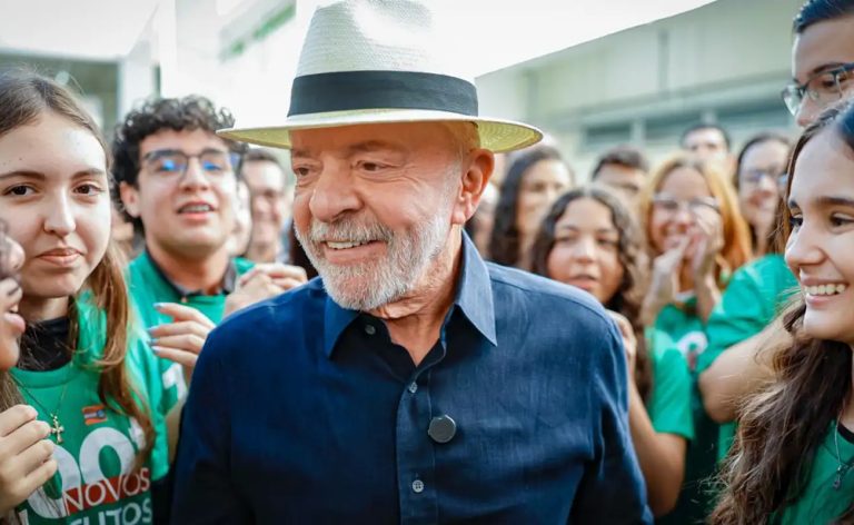 "Quem tinha que aumentar a taxa seríamos nós", diz Lula sobre EUA