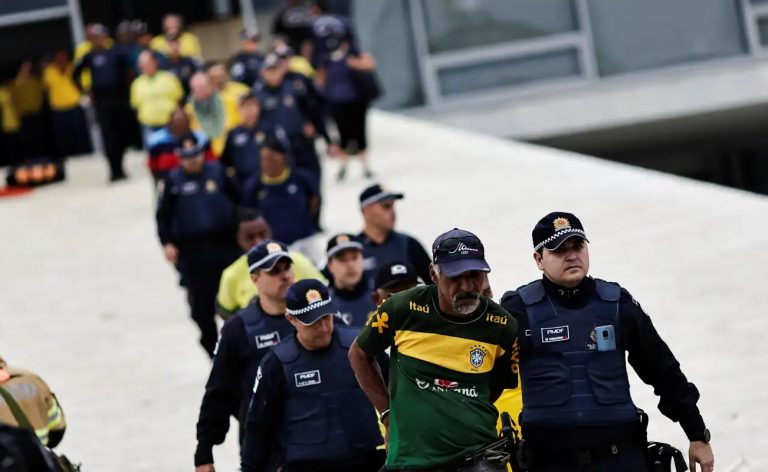 STF responsabiliza 1,3 mil pessoas por atos de 8 de janeiro