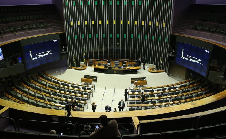 Saiba como votaram os deputados na PEC que acaba com a escala 6x1