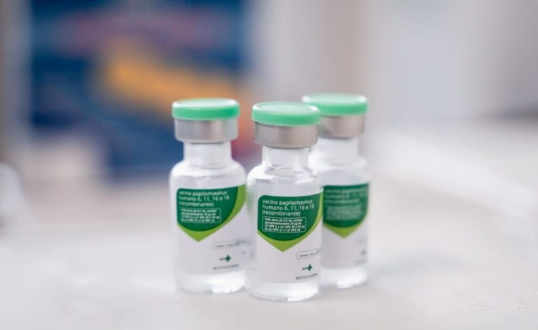 Saúde alerta sobre importância da vacinação contra HPV - Três frascos transparentes da vacina