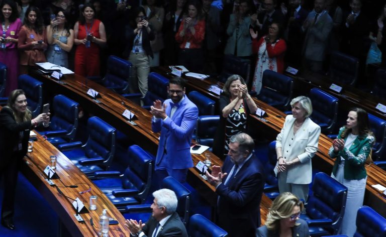 Senado aprova projeto contra adultização de crianças na internet