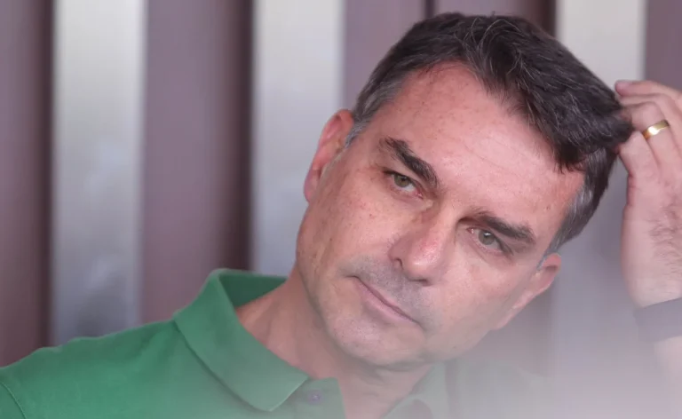 Senador-Flavio-Bolsonaro-PL-RJ-fala-com-a-imprensa-sobre-a-candidatura-a-Presidencia-da-Republica-apos-culto-evangelico-na-Hipica-Hall-Metropoles-147-scaled