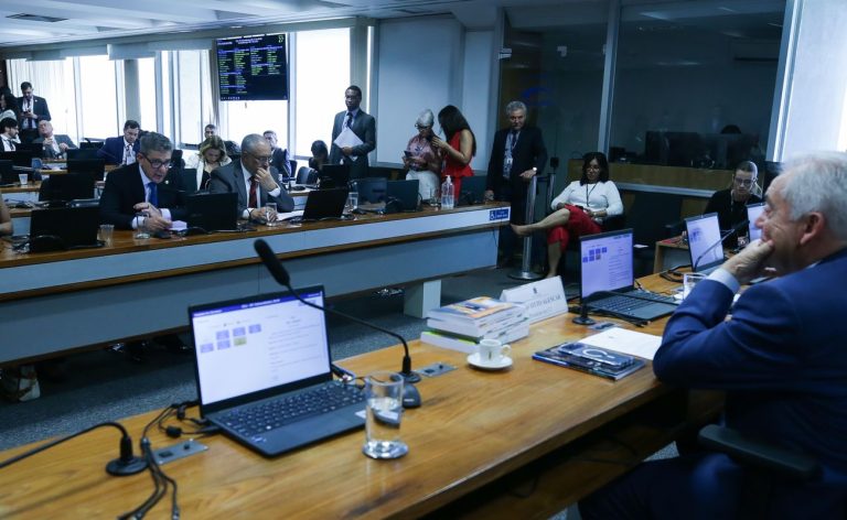 Senadores discutem ritmo de tramitação da PEC do fim da escala 6x1