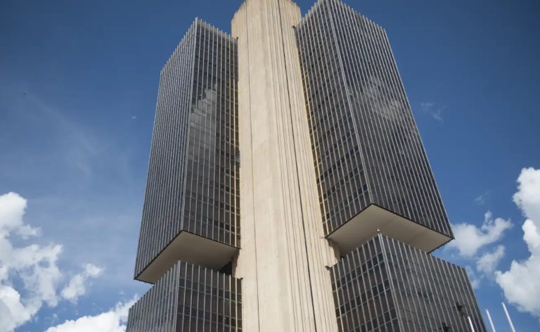 Servidores do Banco Central são alvo de operação da PF no caso Master