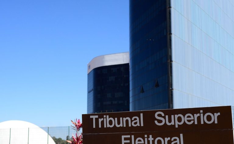 TSE interrompe julgamento de decisão que suspendeu pesquisa eleitoral