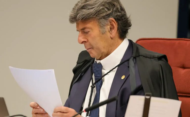 Trama golpista: STF retoma julgamento com voto de Fux
