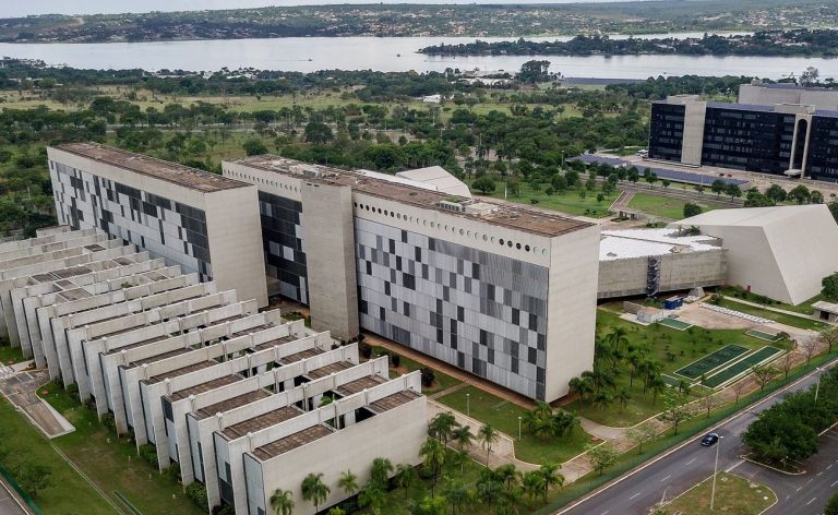 Trans não podem ser desligados das Forças Armadas, decide STJ