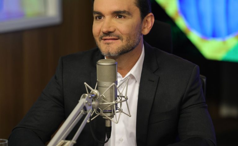 União Brasil decide expulsar ministro Celso Sabino da legenda