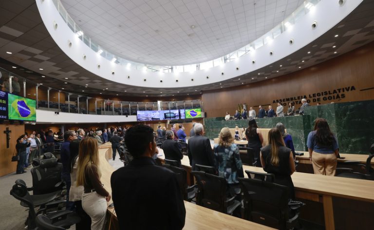 Virmondes Cruvinel prestou homenagem a profissionais que contribuem para o desenvolvimento de Goiás, nesta 2ª-feira