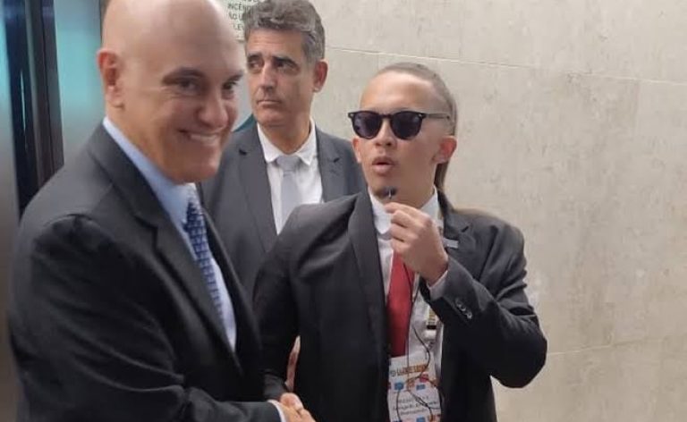Moraes com humorista que interpreta o ''advogado do xandão''