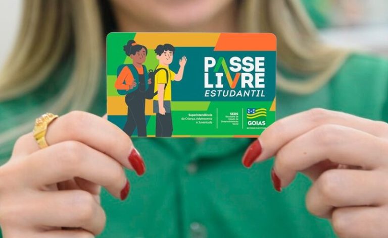 Estudante segura cartão do Passe Livre estudantil