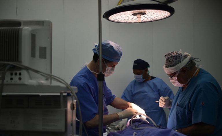 cirurgia-medicos-leitos-hospital-foto-andre-borges-1