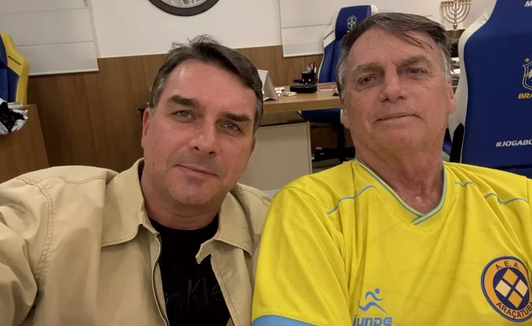flavio-bolsonaro-e-jair-bolsonaro-scaled